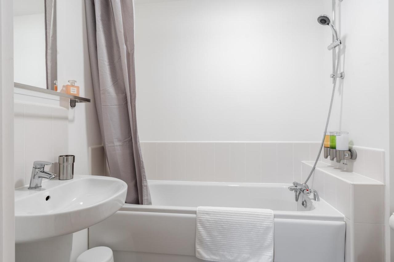 Lovely Modern 2 Bed City Centre Apartment With Free Parking - Double Or Twin Beds Available Γούλβερχαμπτον Εξωτερικό φωτογραφία